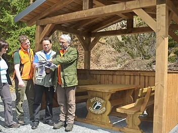 Sie freuen sich über den gelungenen "Wanderunterstand Hellgothsgrund" bei Nordhalben in Nähe der Ködeltalsperre (von links): Silke Wachter von der Ortsgruppe Nordhalben des Frankenwaldvereins, Revierleiter Max Heindl, Bürgermeister Michael Pöhnlein und Peter Hagemann, Leiter des Forstbetriebs Rothenkirchen.  Foto: Karl-Heinz Hofmann