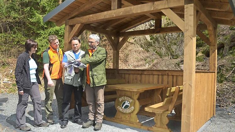 Sie freuen sich über den gelungenen "Wanderunterstand Hellgothsgrund" bei Nordhalben in Nähe der Ködeltalsperre (von links): Silke Wachter von der Ortsgruppe Nordhalben des Frankenwaldvereins, Revierleiter Max Heindl, Bürgermeister Michael Pöhnlein und Peter Hagemann, Leiter des Forstbetriebs Rothenkirchen.  Foto: Karl-Heinz Hofmann