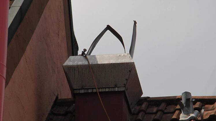 Es wurde an einer Entlüftungsanlage gearbeitet, die Gasflasche fiel in den Schacht. Foto: Jürgen Gärtner