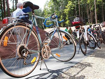 Noch viel mehr Fahrradfahrer sollen künftig auf den Radwegen unterwegs sein, die sich Bund und Stadt einiges kosten lassen.  Foto: Carmen Schmitt