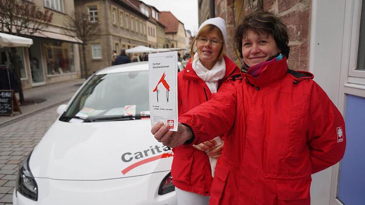 Präsenz zeigte die Hammelburger Caritas-Sozialstation St. Christophorus mit Carola Oschmann (links) und Larissa Stein. Foto: Gerd Schaar