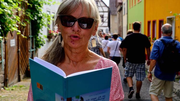 Maria Heckmann mit ihrem Buch "Ich sage ja zu Hammelburg". Foto: Gerd Schaar