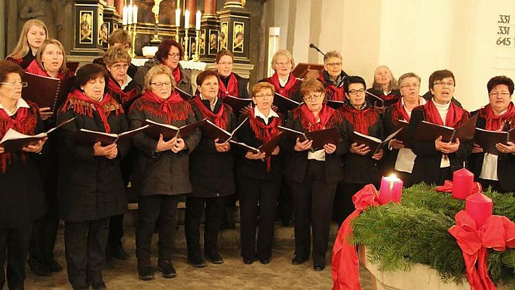 Die Mitglieder des Landfrauenchors haben ihre Zuhörer mit Liedern auf Weihnachten eingestimmt. Foto: Sonny Adam