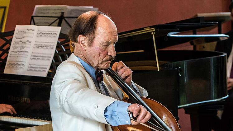 Der in Coburg aufgewachsene Cellist gestaltete ein Konzert zu seinem 80. Geburtstag im Haus Contakt. Dabei trat er als Solist gemeinsam mit dem Pianisten Hans-Dieter Bauer auf und dirigierte zudem das Collegium musicum, dessen Gründungsmitglied er 1953 war. Foto: Jochen Berger