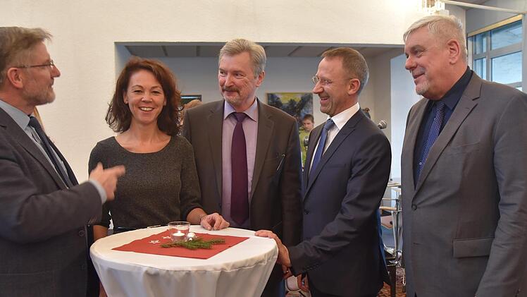 Im feierlichen Rahmen sind am Freitag im Sitzungssaal des Landratsamtes neue Schulräte in ihre Ämter eingeführt worden, gleichzeitig wurde Schulamtsdirektor Werner Löffler in den Ruhestand verabschiedet. Von links: Landrat Michael Busch, Stefanie Mayr-Leidnecker, Werner Löffler,  Ulrich Barth und Coburgs OB Norbert Tessmer Foto: Gabi Arnold