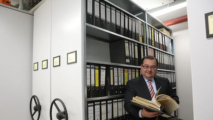 In der  gut geordneten Hallstadter Registratur hat Bürgermeister Söder Wichtiges greifbar. Foto: Barbara Herbst