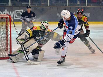 Philipp Schnierstein in Aktion: Der Höchstadter Goalie hält seinen Kasten gegen Weidens Matt Abercrombie sauber. Später erzielte Abercrombie das zwischenzeitliche 1:1. Foto: Picturedreams