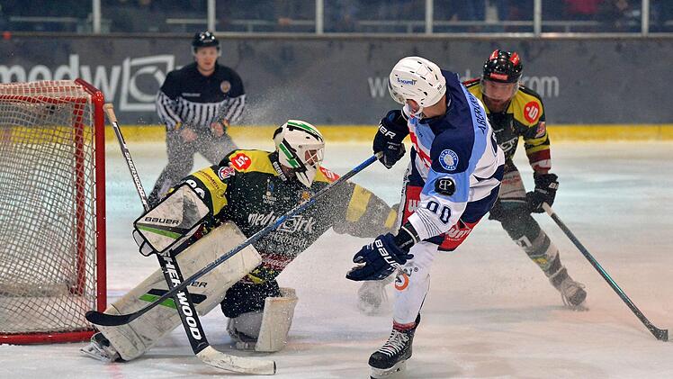 Philipp Schnierstein in Aktion: Der Höchstadter Goalie hält seinen Kasten gegen Weidens Matt Abercrombie sauber. Später erzielte Abercrombie das zwischenzeitliche 1:1. Foto: Picturedreams