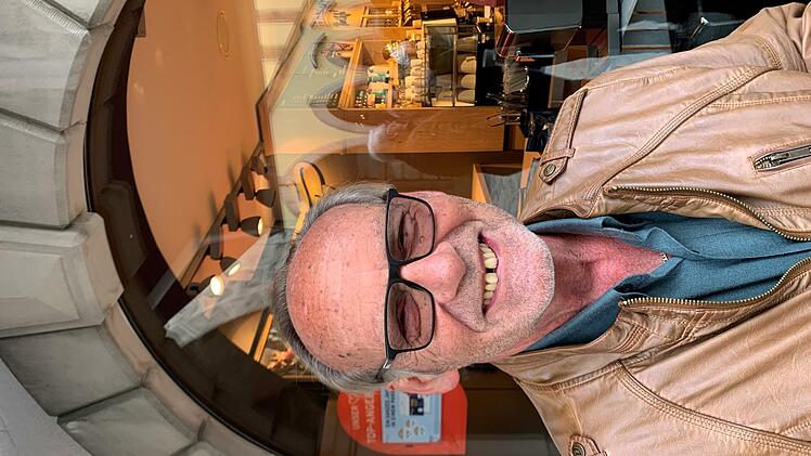 Klaus Karl (73) aus Coburg: "ir haben nun einmal die Pandemie, aber wir gehen so oder so auf den Weihnachtsmarkt. Regeln hin oder her - das ist mir ganz egal. Auch das Anstellen w&auml;re f&uuml;r mich kein Problem, das geht ja schnell. Oder aber man verteilt die St&auml;nde. Man kann sich auch mit einem Gl&uuml;hwein in die Spitalgasse stellen."