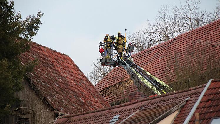 Die enge Bebauung machte den Einsatz der Drehleiter notwendig. Foto: Ralf Ruppert