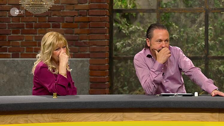 Nachdem Christian Vechtel die Gebote seiner Kollegen auf 4.000 Euro erh&ouml;ht hatte, fragte der Verk&auml;ufer: "Wollen wir die Katze aus dem Sack lassen?" Als dann der tats&auml;chliche Wert aus der Expertise bekannt wurde, rief Elke Velten erstaunt: "Boah." Vechtel blieb aber gelassen: "Sowas habe ich mir schon gedacht - aber nicht ganz so hoch."