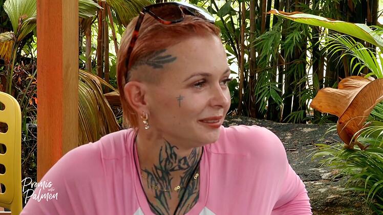 Edith hat von drau&szlig;en ein "thail&auml;ndisches Souvenir" mitgebracht - einen Hals voller Knutschflecken. "Die hat sich ja richtig geg&ouml;nnt", grinst Martin Angelo.