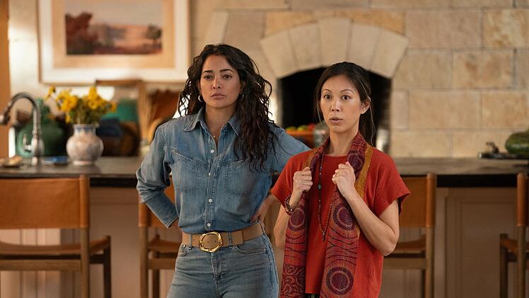 Ihre Partnerinnen (Natalie Martinez, links und Brittany Ishibashi) m&uuml;ssen die Eskapaden von Woody Harrelson und Matthew McConaughey einfach hinnehmen.
