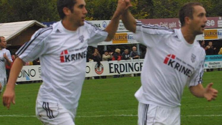 Vor zwei Jahren bejubelten Daniel Rinbergas (rechts) und Stefan Seufert noch gemeinsam Treffer für den FC Sand. Am Freitag stehen sich die beiden in verschiedenen Teams gegenüber.