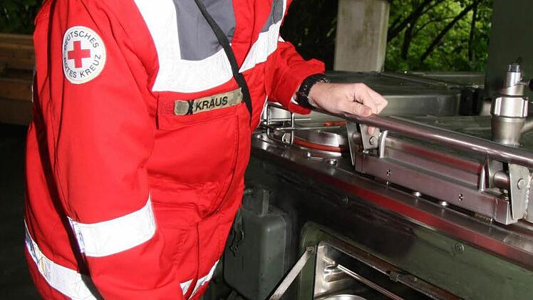 Sebastian Kraus ist der Profi am Herd. Sogar backen kann man mit der neuen Feldküche