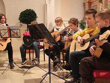 Voll konzentriert brachte das Gitarrenensemble "Lasst uns froh und munter sein" und "Leise rieselt der Schnee" zu Gehör. Fotos: Sonja Adam