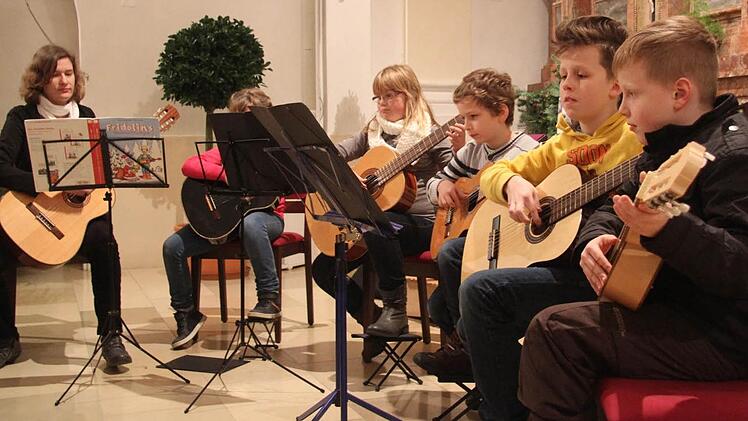 Voll konzentriert brachte das Gitarrenensemble "Lasst uns froh und munter sein" und "Leise rieselt der Schnee" zu Gehör. Fotos: Sonja Adam