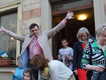 Gewonnen: Armin Warmuth wirft am Wahlabend aus Freude über seinen Sieg die Arme in die Luft. Foto: Arkadius Guzy