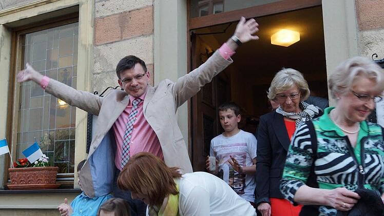 Gewonnen: Armin Warmuth wirft am Wahlabend aus Freude über seinen Sieg die Arme in die Luft. Foto: Arkadius Guzy