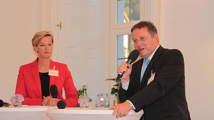 OB Henry Schramm informiert über die Bedeutung des Internets bei Bauvorhaben.