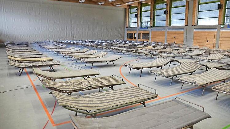 Stunden vor der Ankunft der ersten Asylbewerber in Neustadt stehen zumindest Feldbetten in der Frankenhalle bereit. Hier für Wochen auf engstem Raum mit 170 Menschen zu übernachten, hat mit Komfort wenig zu tun.