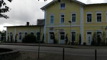 Der Bahnhof Preetz hat sich von einer grauen Maus zu einem schmucken Gebäude gemausert. Foto: privat