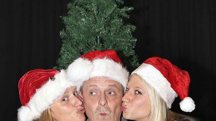 Vorschusslorbeeren für Rudi Klos? Fakt ist, dass der 48-Jährige mit seinem vierten selbst geschriebenen Stück, der Komödie "Vorgezogene Weihnachten", bei der er selbst mitspielt, wieder für viele Lacher sorgen will. Seniorenheimleiterin Frau Kniebl (Julia Martin, links) und Anna Knorr (Lisa Baumgartl) freuen sich wie Klos und die restlichen Mitglieder der Ebelsbacher Theatergruppe auf viele Besucher.  Foto: Ralf Naumann