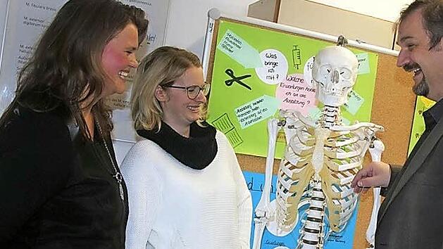 Alexandra Flettschock-Wich (links) und Sonja Schmitt haben, obwohl beide junge Mütter sind, den beruflichen Neustart gewagt und dabei Erfüllung gefunden. Rechts der Leiter der Krankenpflegeschule an der Helios-Frankenwaldklinik, Mathias Lau. Foto: Veronika Schadeck