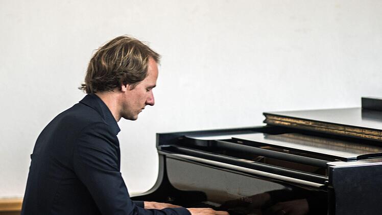 "Augenblick des Glücks" ist der Titel einer großen Ausstellung mit Werken von Moritz Götze im Kunstverein Coburg. Zur Ausstellungseröffnung musizierte der junge Pianist Michael Ebert.Foto: Jochen Berger