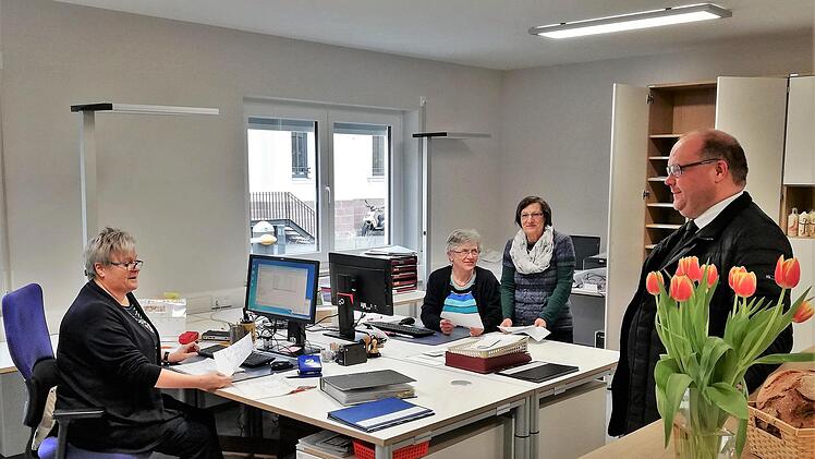 Noch fehlen die Gardinen: Pfarrer Gerd Greier freut sich mit seinen Mitarbeiterinnen (von links) Margot Russ, Margarethe Rothaug und Ernestina Bayer über das moderne Pfarrbüro in den früheren Räumen der Kurseelsorge. Sigismund von Dobschütz
