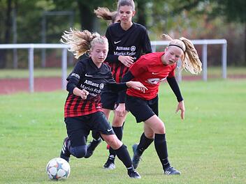 Sina Zwirlein (links, TSV Ebenhausen) behauptet den Ball gegen Lara F&ouml;rster von der DJK Schondra. Die Ebenh&auml;userinnen behaupteten mit diesem und einem weiteren Ausw&auml;rtssieg in Rottershausen die Tabellenf&uuml;hrung. Foto: Sebastian Schmitt