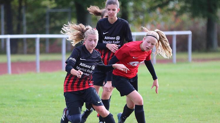 Sina Zwirlein (links, TSV Ebenhausen) behauptet den Ball gegen Lara F&ouml;rster von der DJK Schondra. Die Ebenh&auml;userinnen behaupteten mit diesem und einem weiteren Ausw&auml;rtssieg in Rottershausen die Tabellenf&uuml;hrung. Foto: Sebastian Schmitt