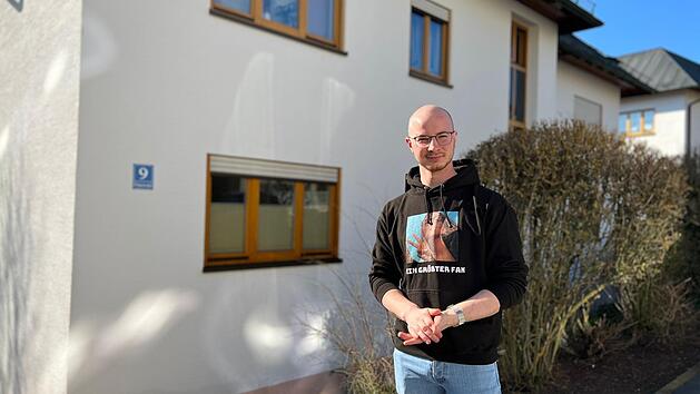 Mike Huppert hat in der Nacht zum Montag aus dem Haus hinter ihm mehrere Menschen gerettet. Foto: Justin Gr&uuml;n