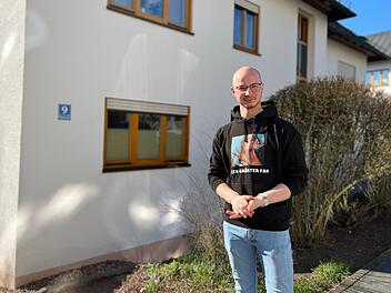 Mike Huppert hat in der Nacht zum Montag aus dem Haus hinter ihm mehrere Menschen gerettet. Foto: Justin Grün