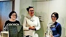 Unser Bild zeigt (von links) die beiden Organisatorinnen Katharina Helfrich und Claudia Meder mit Referentin Petra Strau&szlig;.