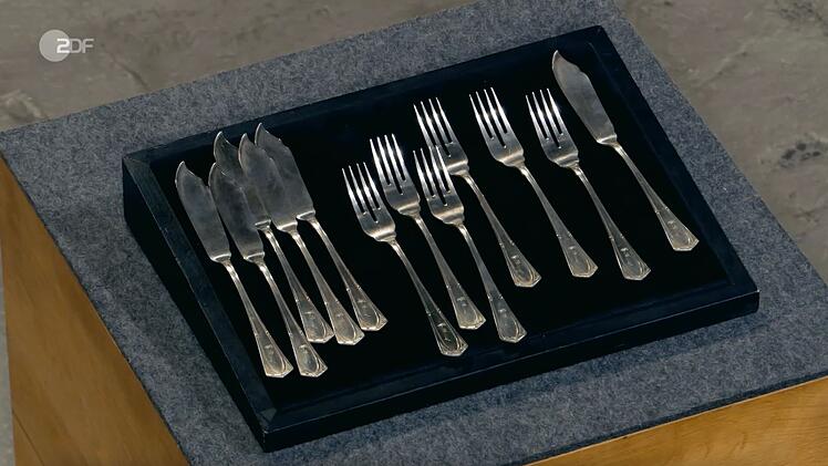 Ein Fischbesteck datierte Wendela Horz im Entwurf von Peter Behrens auf 1910.