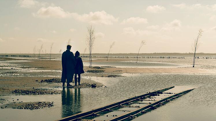 Jens Ole Jepsen (Ulrich Noethen, links) nimmt seinen Sohn Siggi (Levi Eisenbl&auml;tter) mit ins Watt.