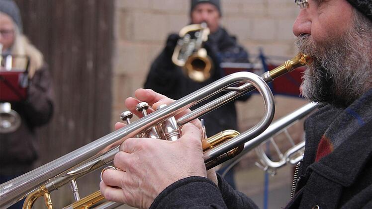 Unter der Leitung von Helmut Schäfer gab es das Silvesterblasen in Untererthal.
