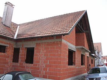 Für die Kleinwenkheimer war dieser Rohbau an der Hauptstraße ein seit Jahrzehnten vertrauter Anblick. Jetzt wird er verschwinden.Foto: Thomas Malz