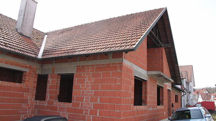 Für die Kleinwenkheimer war dieser Rohbau an der Hauptstraße ein seit Jahrzehnten vertrauter Anblick. Jetzt wird er verschwinden.Foto: Thomas Malz