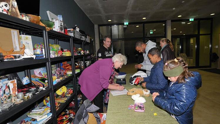 Vor allem die Kinder waren Gast beim Losverkauf des Vereins. Foto: Roland Meister
