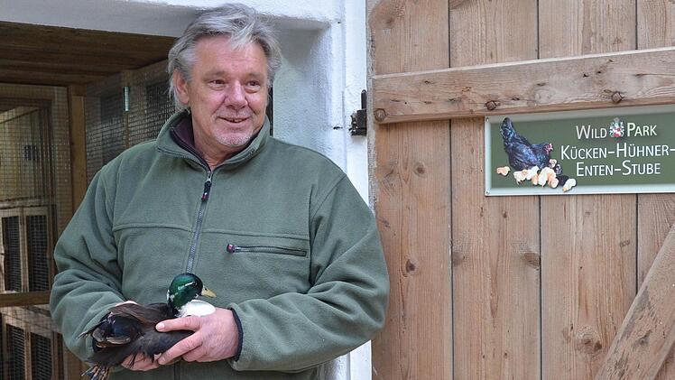 Martin Sensbach ist der Hüter der Kükenstube, in der die Besucher miterleben können, wie aus Eiern Hühner werden. Fotos: Rainer Lutz