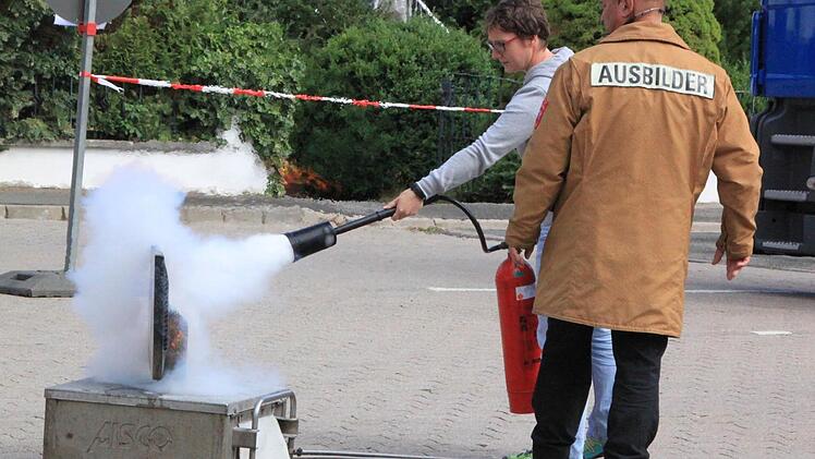 Wie ein brennender PC gelöscht wird. Foto: Matthias Einwag