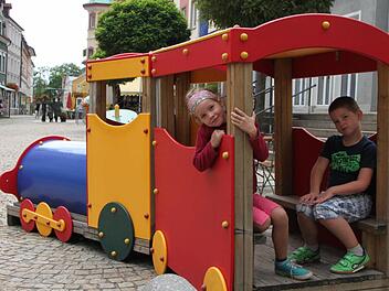 Zwei Seiten einer Medaille: Die Kinder können auch in Zukunft sicher in der Fußgängerzone spielen. Dabei könnte Bad Brückenau jeden Stadtbummler gut gebrauchen. Foto: Ulrike Müller