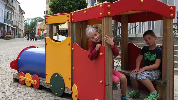 Zwei Seiten einer Medaille: Die Kinder können auch in Zukunft sicher in der Fußgängerzone spielen. Dabei könnte Bad Brückenau jeden Stadtbummler gut gebrauchen. Foto: Ulrike Müller