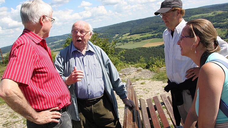 Elmar Dippold (Zweiter von links) berichtet Axel (links) und Otto Harnier (Zweiter von rechts) sowie Stadtarchivarin Adelheid Waschka von seinen Erlebnissen 1936 auf dem Staffelberg. Foto: Matthias Einwag
