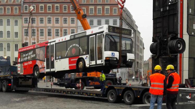 Spektakulärer Moment: Die Busse werden auf dem Neumarkt in Dresden, direkt vor der Frauenkirche aufgerichtet. Fotos: privat