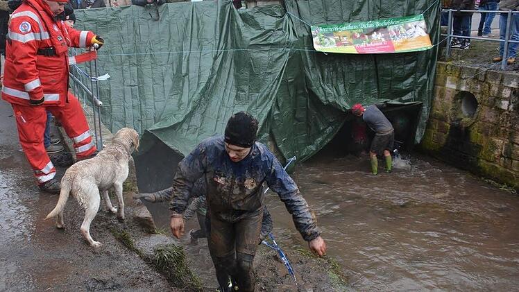 Wie schon im vergangenen Jahr ist auch heuer wieder das BRK an den "Brennpunkten" präsent, um im Ernstfall schnell Hilfe leisten zu können. Nicht mehr die Bergwacht, sondern die Wasserwacht steht am Samstag an den Lehmgruben. Foto: Hanns Friedrich