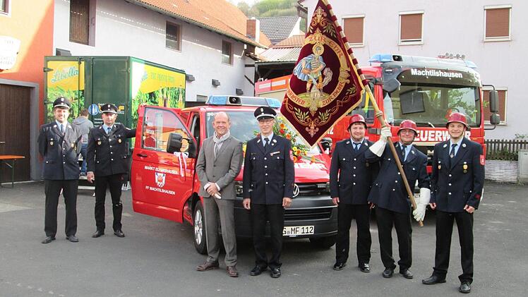 Stolz auf das Fahrzeug und die restaurierte Vereinsfahne sind (v.l.) die Kommandanten Heinrich Starrach und Gerry Ackerl, Bürgermeister Karlheinz Kickuth, Kreisbrandmeister Klaus Wüscher sowie die Fahnenträger Andre Vierheilig, Oliver Höffner und Tobias Wolf.  Foto: Winfried Ehling