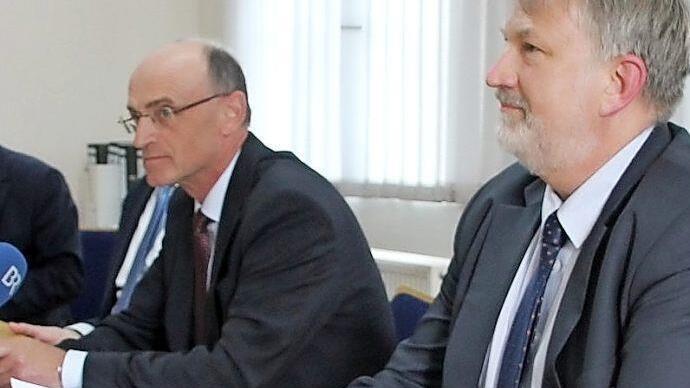 Landrat Wilhelm Schneider und Vorstandsvorsitzender der Haßberg-Kliniken Stephan Kolck bei der Pressekonferenz am 15. Mai.